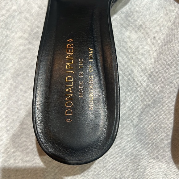 Donald J. Pliner Salya black patent sandal. Size 9.5 - Picture 5 of 8